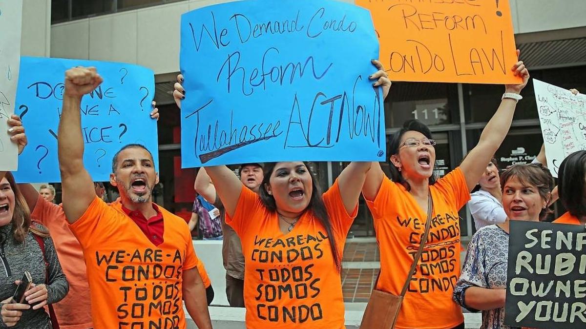Propietarios de condos protestan en febrero frente a la sede del gobierno del condado de Miami-Dade.