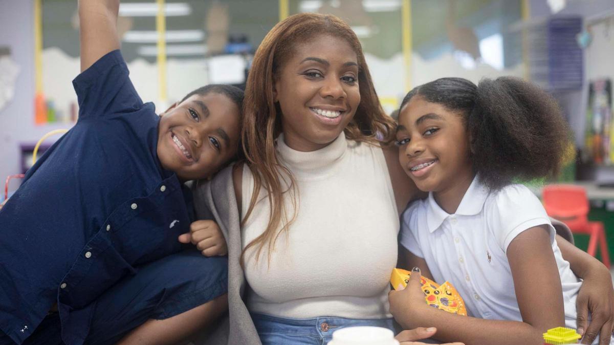 Francesca Blackshear, de 37 años, y sus hijos Matthew Blackshear, de siete, y Makayla Blackshear, de nueve, posan para un retrato familiar en Arc Broward, Sunrise, FL, el viernes 2 de diciembre de 2022. Francesca Blackshear lucha contra el cáncer por cuarta vez.