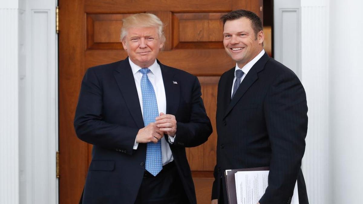 La mera mención de Kris Kobach provoca temor y furia entre activistas que defienden los derechos de los inmigrantes, quienes lo tildan de racista.
