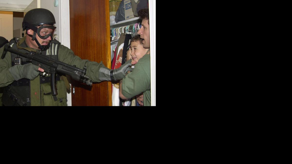 
Los federales se llevan a Elián poco después de las 5 a.m. del 22 de abril del 2000, de la casa en la Pequeña Habana donde permanecía con varios parientes.


