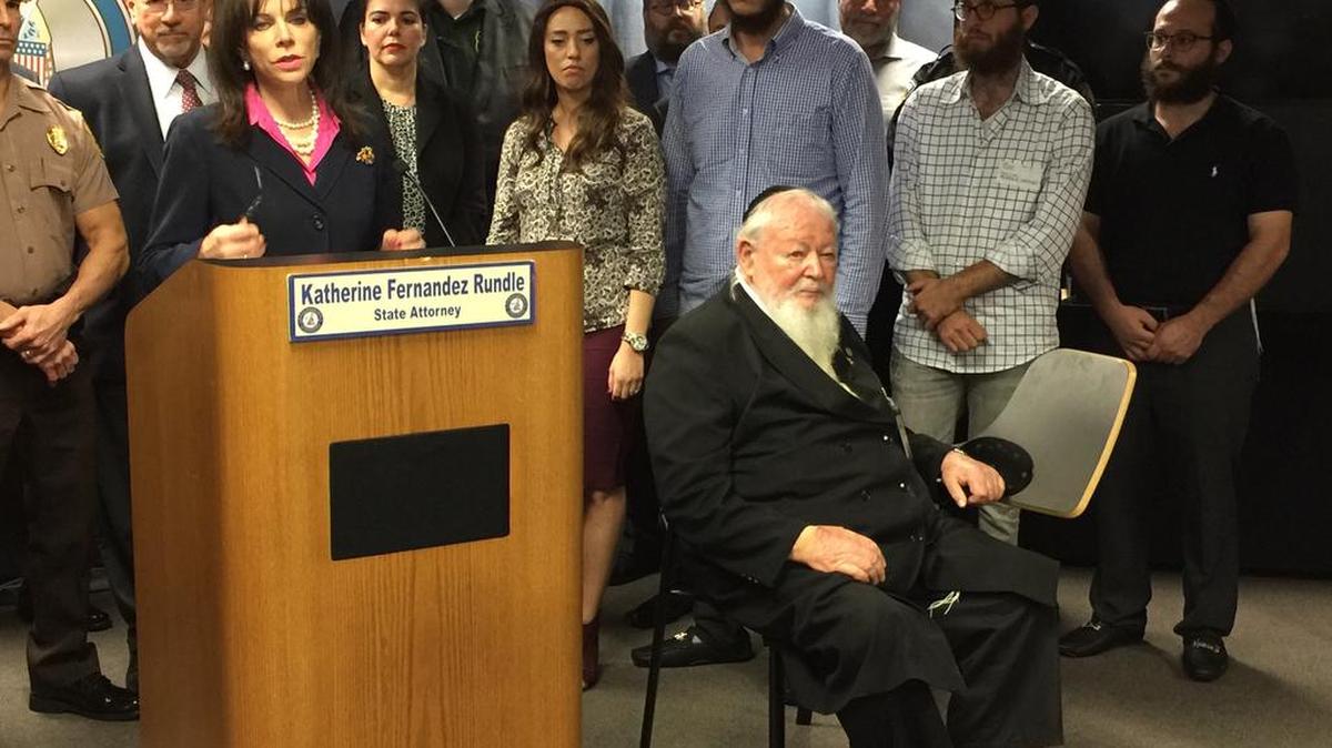 “Creemos que esto fue un atraco”, dijo el miércoles la fiscal estatal de Miami-Dade Katherine Fernández-Rundle, en una conferencia de prensa a la que asistieron altos oficiales de la policía, líderes religiosos y el alcalde del Condado. “Fue un delito de oportunidad”.