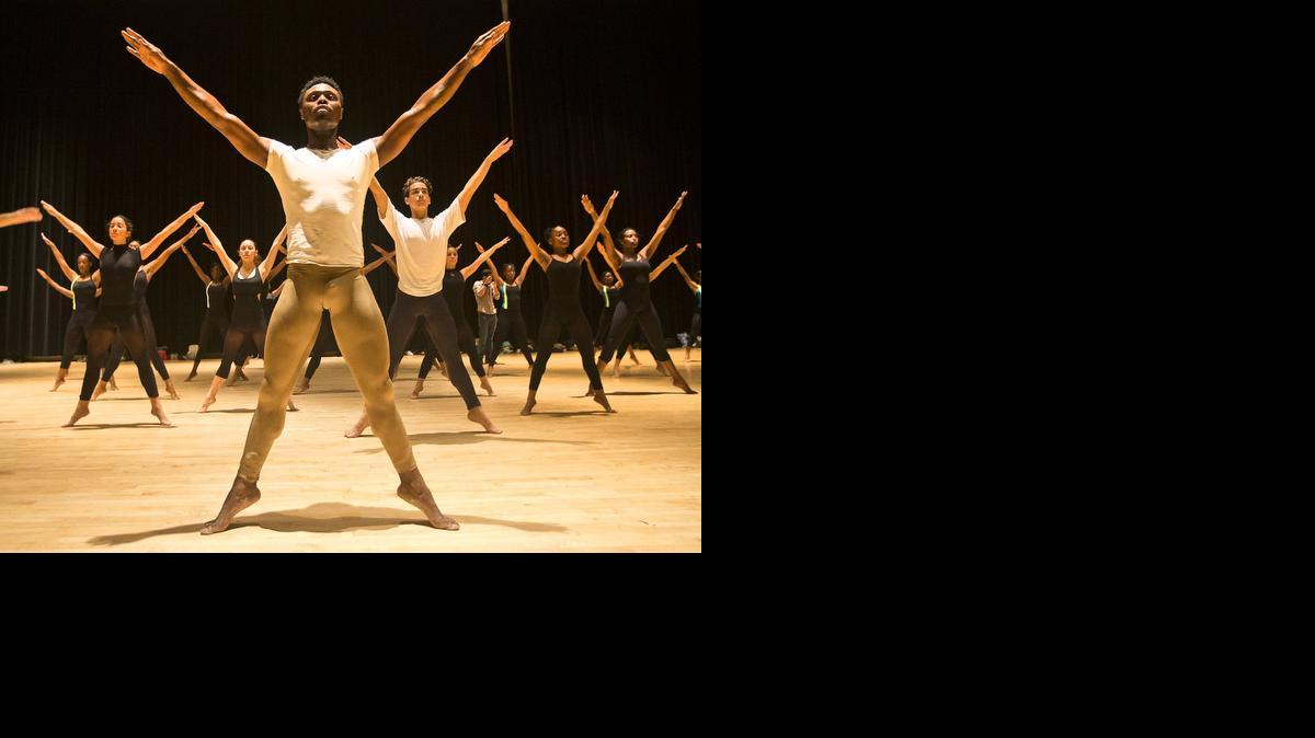 
El esfuerzo para celebrar el décimo aniversario del Arsht Center incuirá una nueva danza de Robert Battle, director artístico de Alvin Ailey American Dance, quien creció en Liberty City.


