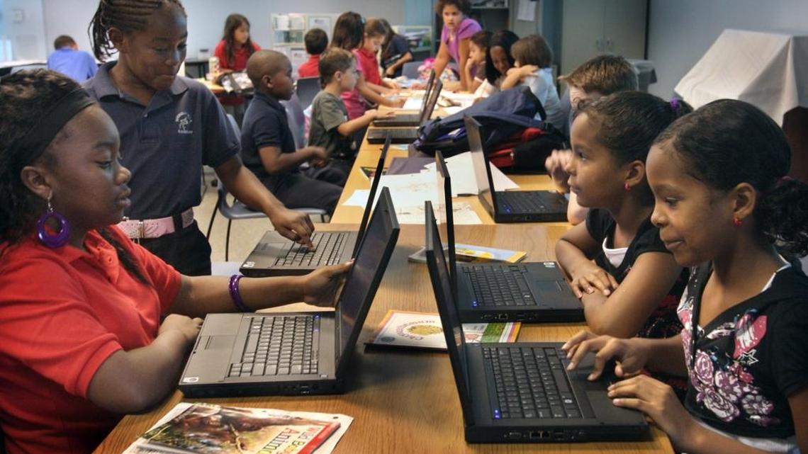 Niños de una escuela primaria de Hollywood, en el condado Broward al norte de Miami, participan en una sesión de aprendizaje de programas de computación.