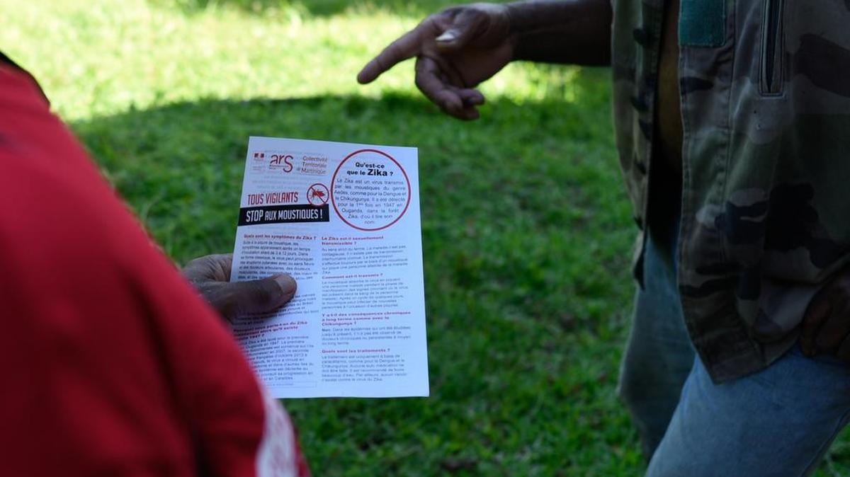 Agentes de control recorren el distrito Riviere Pilote en Martinica, los territorios franceses de ultramar, el 20 de febrero de 2016, para luchar contra la epidemia del virus Zika.