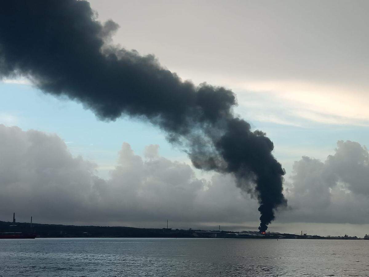 Un rayo provocó un incendio en un tanque de petróleo crudo en una base de superpetroleros de combustible en Cuba, dice el gobierno. Aún no se han reportado heridos ni muertos.