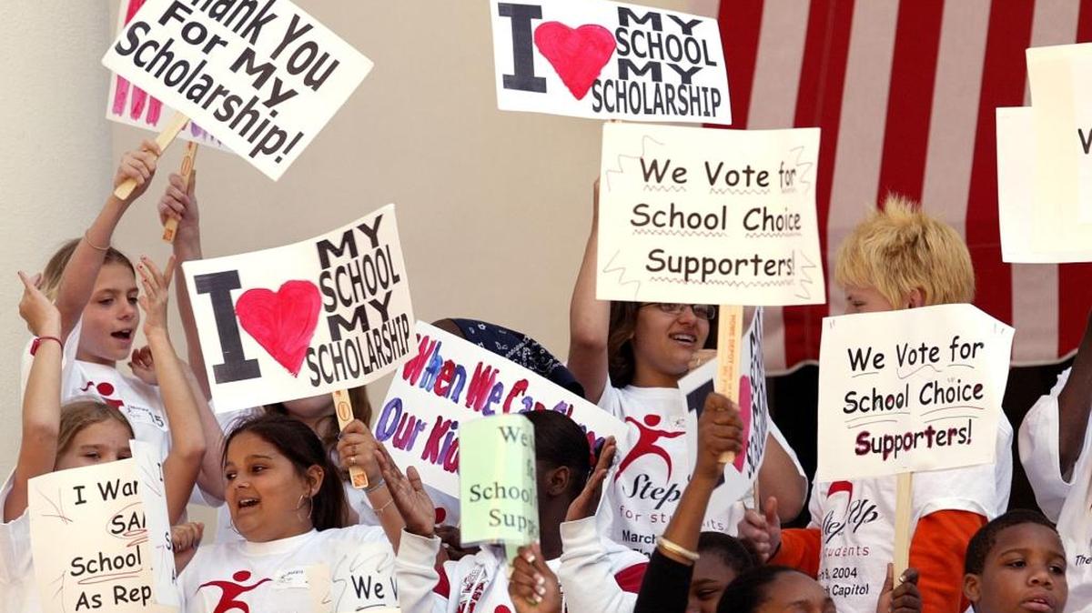 Un grupo de estudiantes y sus padres en un rally de la organización Step Up for Students en Tallahassee, en el 2009.