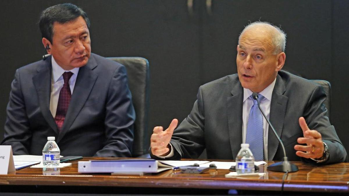 El secretario de Seguridad Nacional de EEUU, John Kelly (der.), acompañado por el secretario del Interior de México, Miguel Angel Osorio Chong, ofrecen una conferencia de prensa el viernes en el Comando Sur en Miami.