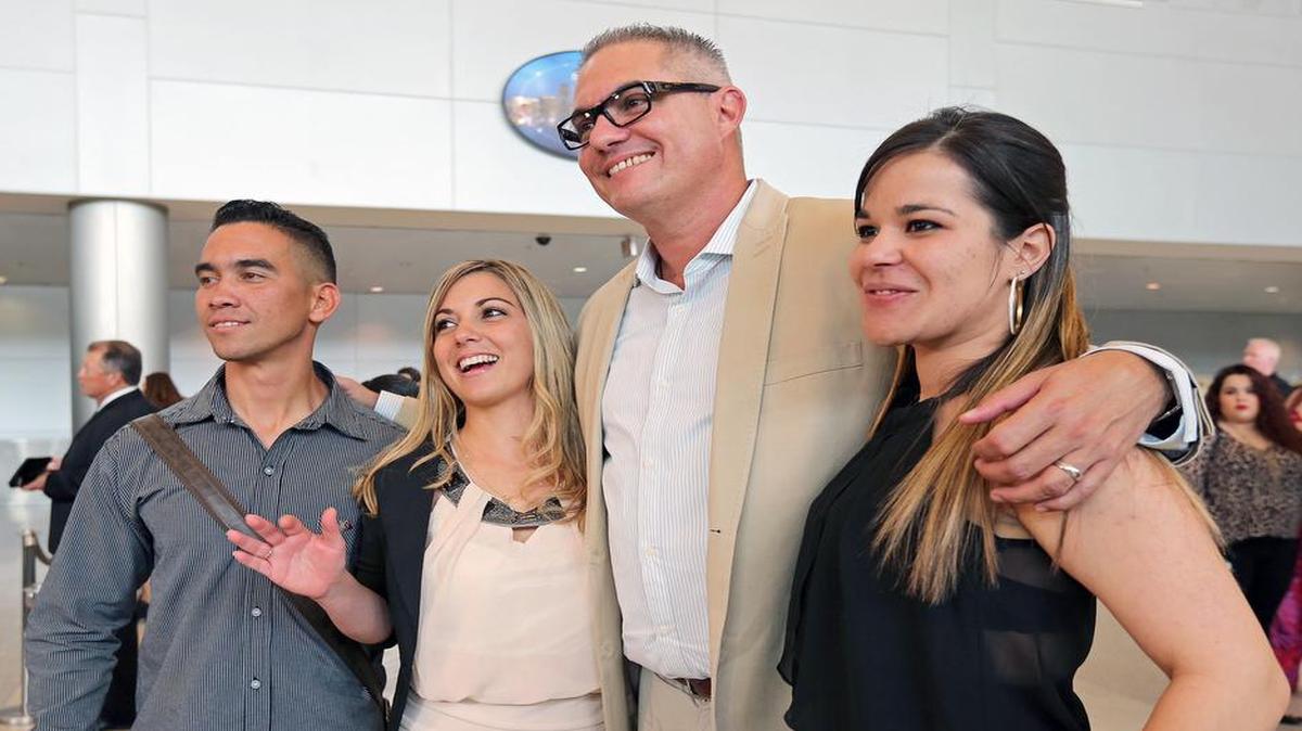 
Julio César Alfonso, presidente de Solidaridad sin Fronteras (segundo de der. a izq.), posa con los dentistas Oddy Ginarte, Raquel Lobato y Martha Martin, el martes en el Aeropuerto Internacional de Miami. 
