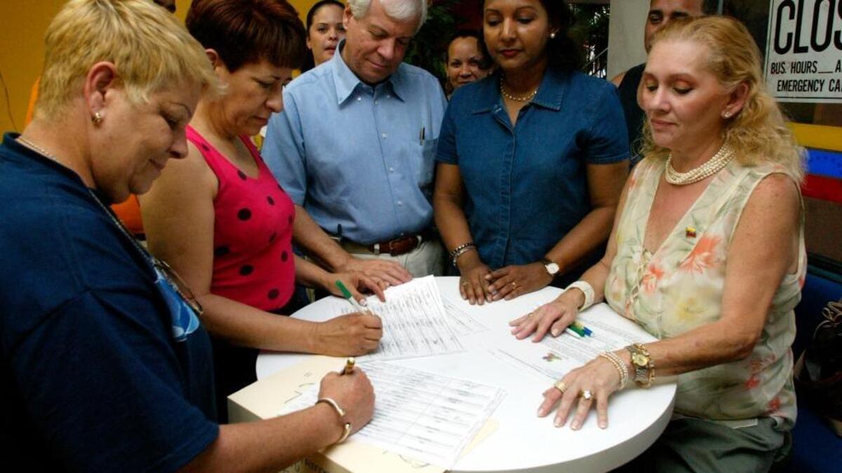 La ex activista venezolana Maylin Silva (der.) recoge firmas de miembros de la comunidad de venezolanos en el sur de la Florida, en contra del gobierno del entonces presidente Hugo Chávez. Foto de archivo.