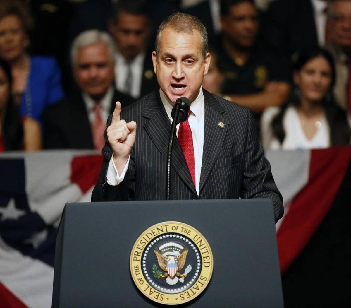 El representante federal Mario Díaz-Balart habla antes que el presidente Trump firme su directiva política sobre Cuba en el Teatro Manuel Artime, en Miami, el 16 de junio de 2017.