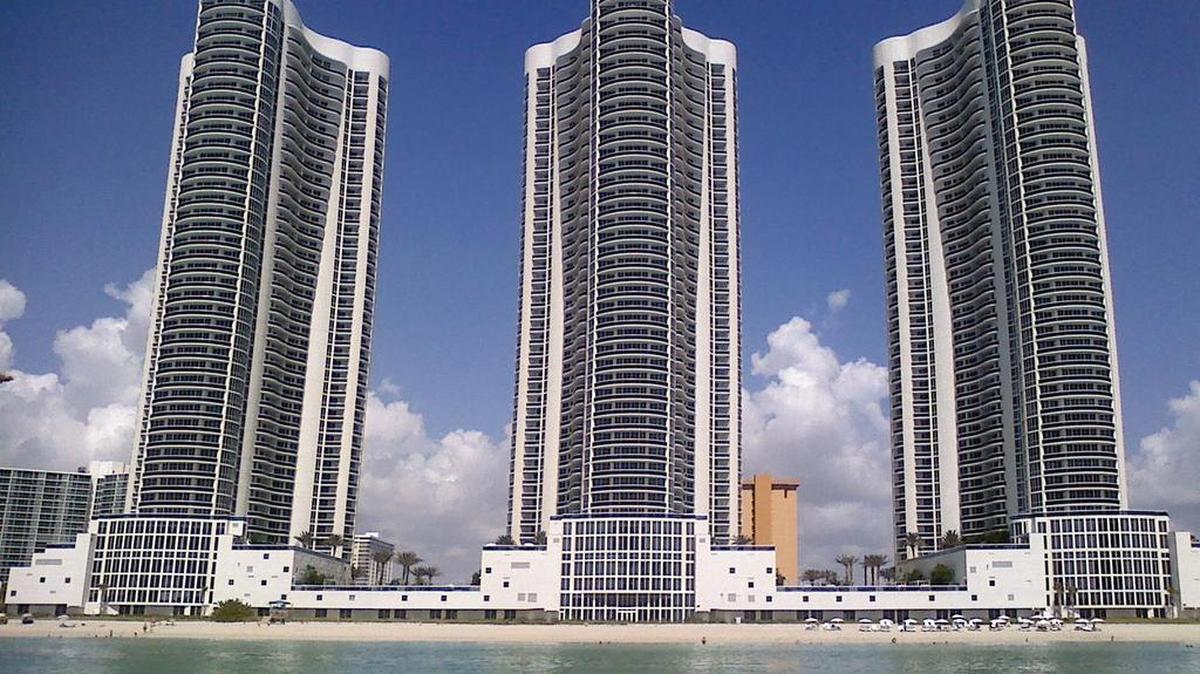 El complejo Trump Towers, en Sunny Isles Beach, uno de los que marca la huella del magnate y candidato presidencial en el sur de la Florida.