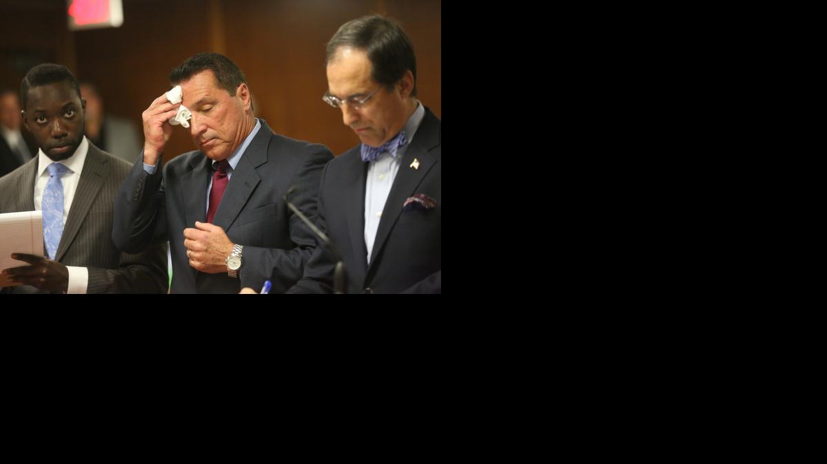 
El ex alcalde de Homestead, Steven Bateman (centro) visiblemente afectado luego que el juez Robert Luck le sentenciara, el viernes, a 22 meses en una prisión estatal.
