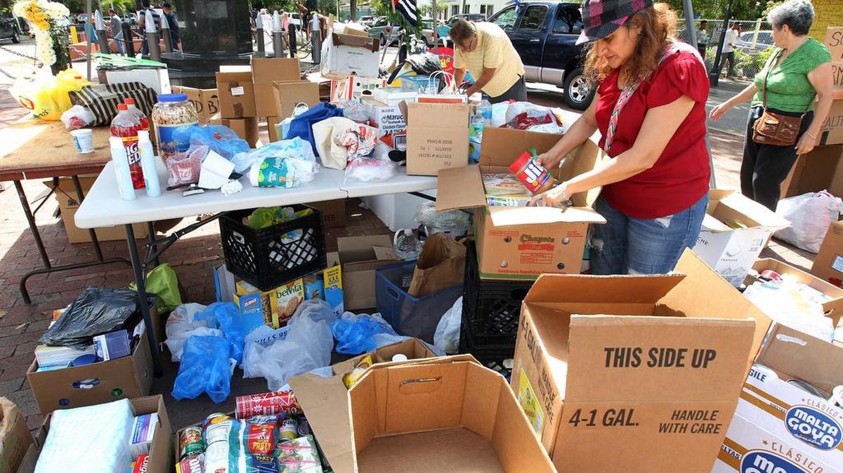 Alma Aguilera organiza los productos de primera necesidad como alimentos, productos de limpieza y medicinas que un grupo de organizaciones del exilio están recogiendo en la Calle Ocho y la 13 avenida el jueves, 23 de febrero del 2017 para los cubanos que se encuentran varados en Laredo, México.