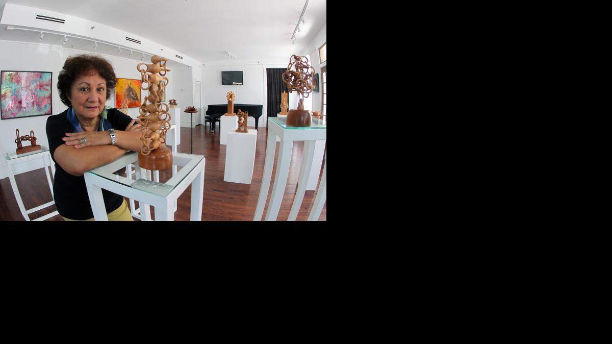 
La curadora Vicky Romay presenta las exhibiciones, ‘Tocar Madera’ y ‘Style and Color’.
