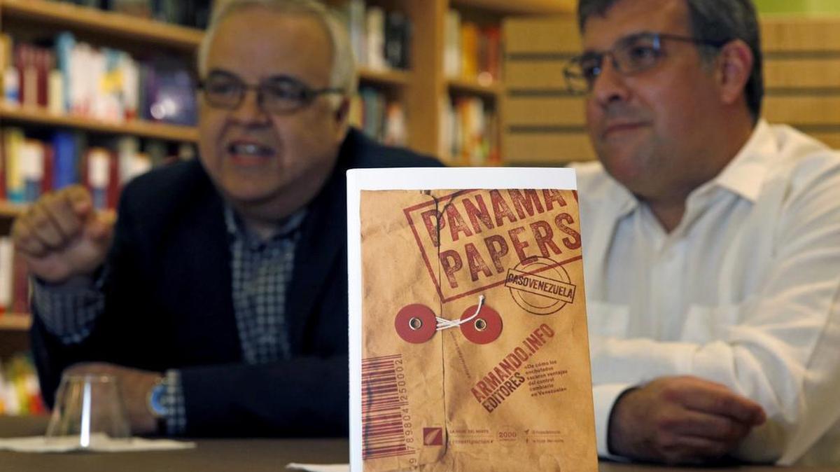 Los periodistas venezolanos Ewald Scharfenberg (izq.) y Alfredo Meza, cuyas investigaciones fueron incluidas en el libro “Panama Papers (el caso Venezuela): de cómo los enchufados sacaron ventajas del control cambiario en Venezuela”, son entrevistados el 22 de febrero en Coral Gables, Florida.