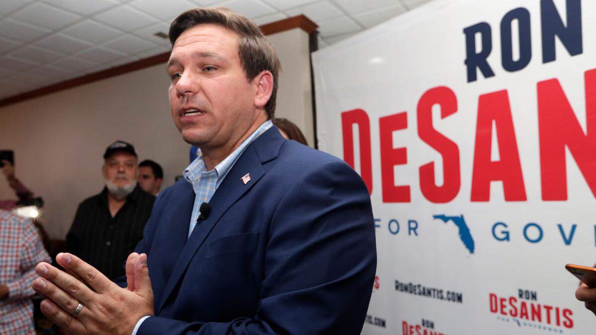 El candidato republicano a la gobernación de Florida, Ron DeSantis, visita el restaurante Versailles en La Pequeña Habana de Miami, el 27 de agosto.
