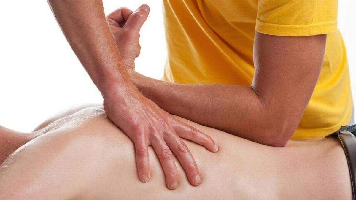Un masajista acusado de sobrepasarse con una cliente y besarle los pechos desnudos es el único profesional del sur de la Florida que aparece en la lista mensual de restricciones y suspensiones de licencias del Departamento de Salud de la Florida.