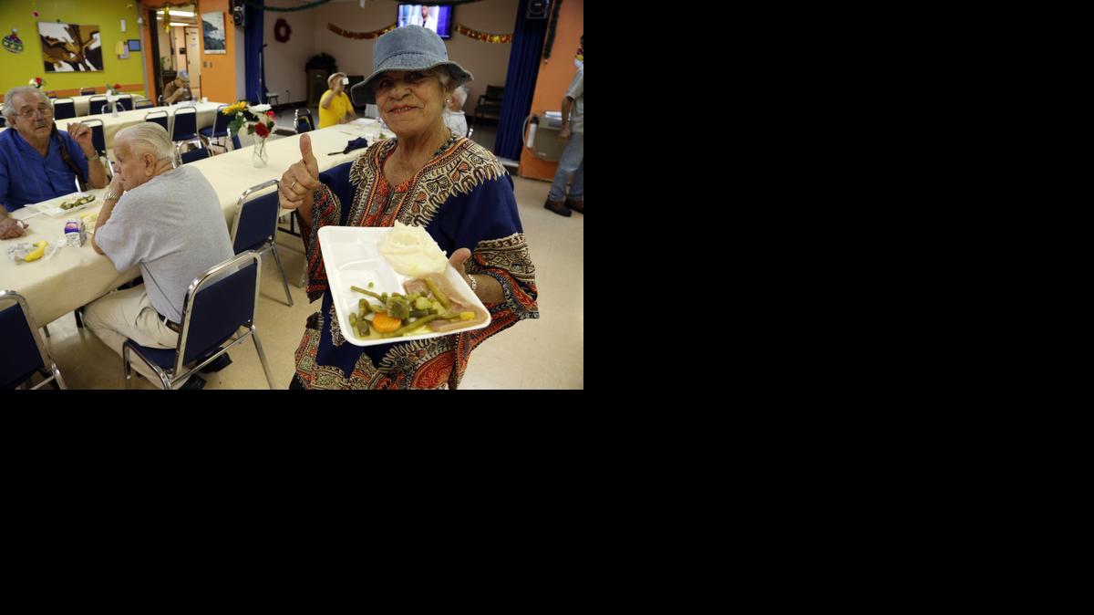 
Personas de la tercera edad, como Ibis Peña, durante la hora de almuerzo en De Hostos Senior Center en el 2902 NW 2nd Avenue, Miami.


