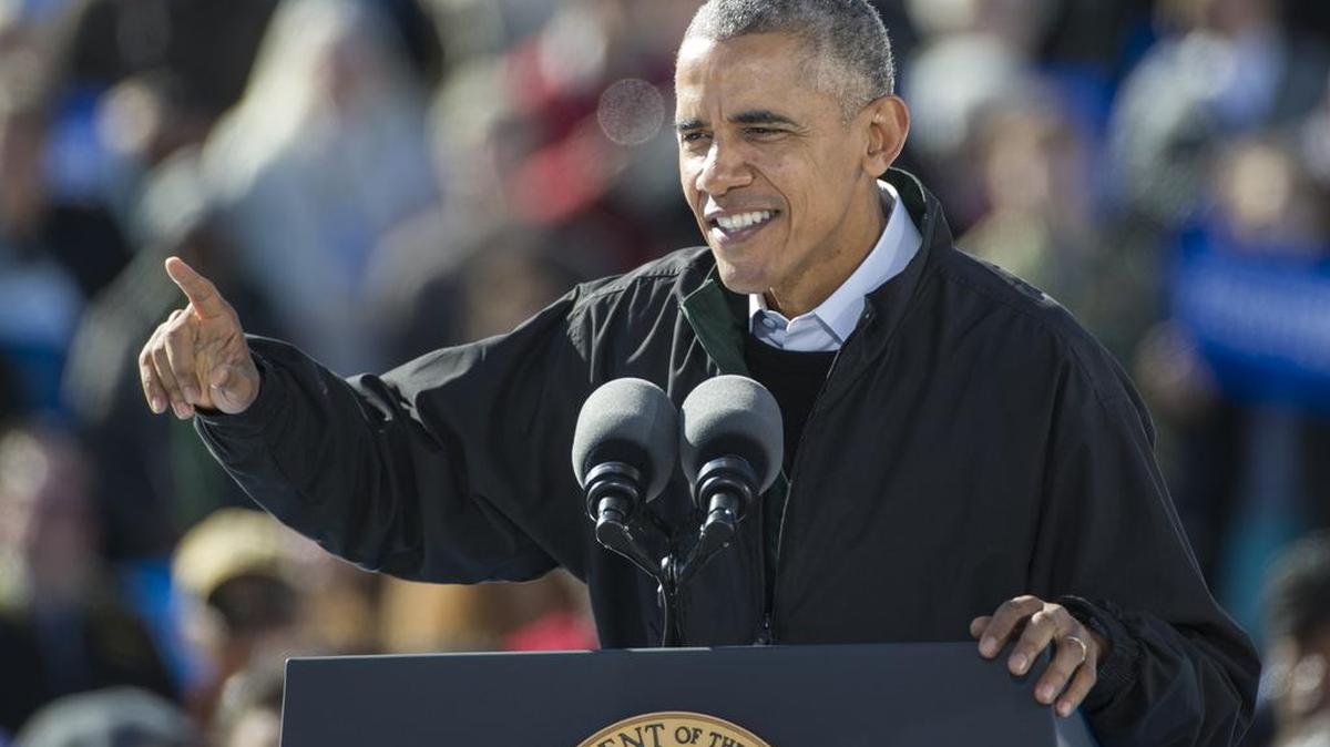 El presidente Barack Obama da un discurso en apoyo de la candidata demócrata Hillary Clinton, el viernes en el Aeropuerto Burke Lakefront en Cleveland, Ohio.