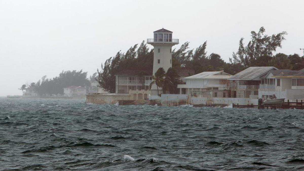 
La isla de Nassau sufrió el viernes el embate de los vientos y las intensas lluvias asociadas a Joaquín, a pesar de que no es de las más próximas al vórtice de la tormenta.


