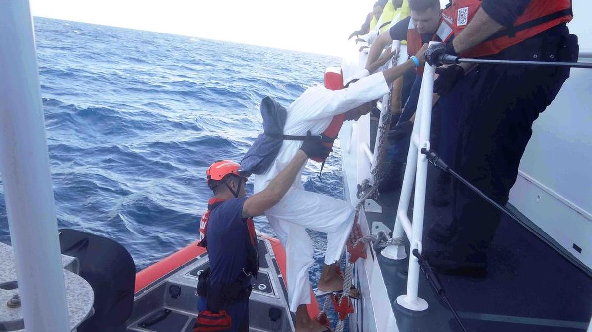 Imagen de guardacostas de Estados Unidos rescatando a ciudadanos cubanos en alta mar de la balsa con la que trataban exiliarse en Estados Unidos desde Cuba.