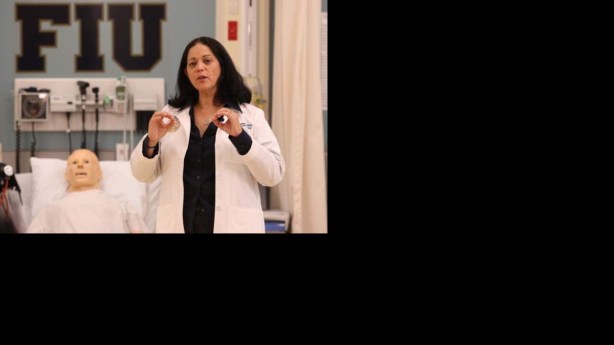 <cutline_leadin>La Doctora</cutline_leadin> Aileen María Marty habla con miembros de la prensa este lunes sobre su reciente viaje a Nigeria.<252><137>FIU doctor Aileen Marty was giving a briefing about her trip to Nigeria last month on Monday, September 22,2014 at the Star Center at Florida International University.<252><137>