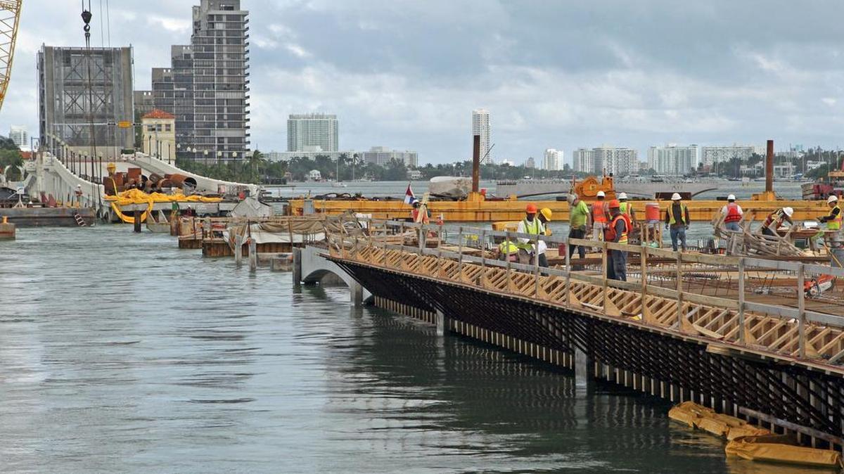 La renovación del Viaducto Venetian en noviembre de 2015. El puente este del sistema que conecta a Miami con Miami Beach volverá a cerrar por reparaciones.
