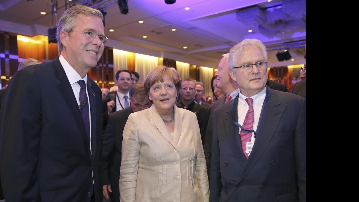 
Jeb Bush (izq.), posible candidato a las primarias del Partido Republicano estadounidense, junto a la canciller alemana Angela Merkel, a su llegada al Congreso Económico de la Unión Cristianodemócrata (CDU) celebrado en Berlín.
