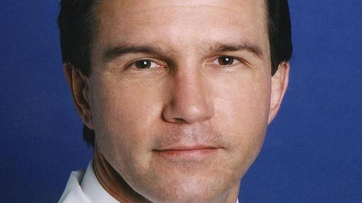 El médico John R. Dylewski presuntamente procedimientos innecesarios y costosos a miles de pacientes, según una demanda.