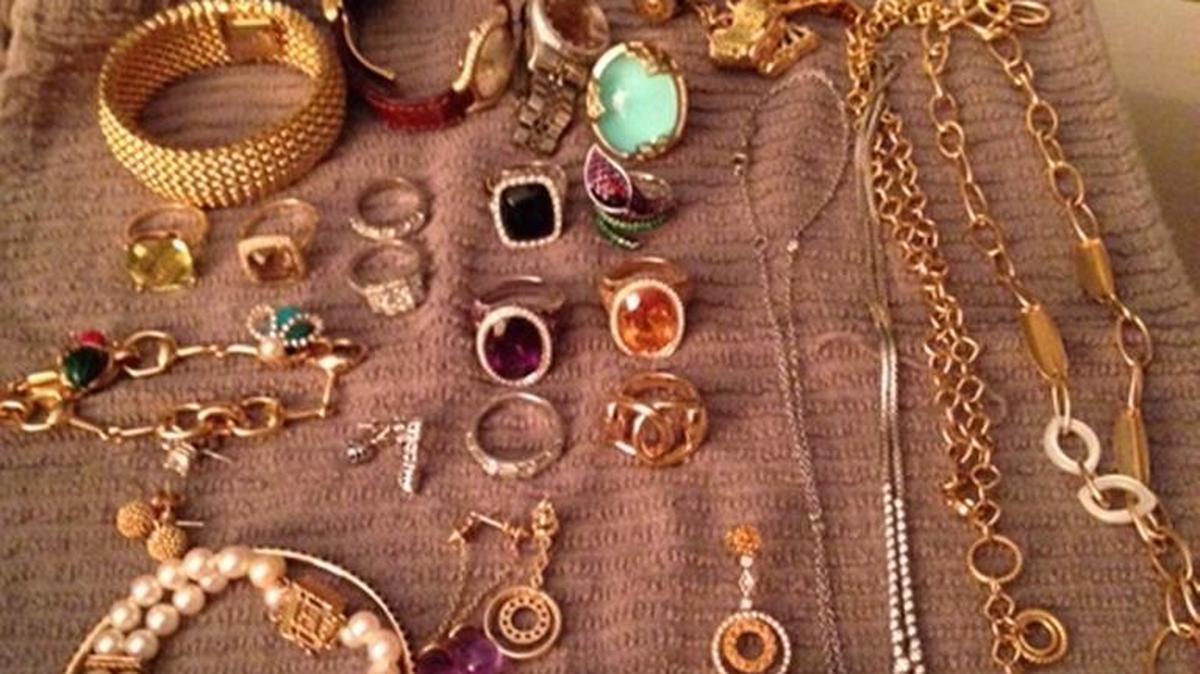 El presunto ladrón se llevó más de $100,000 en joyas y artículos electrónicos. Estas son algunas de las piezas robadas.
