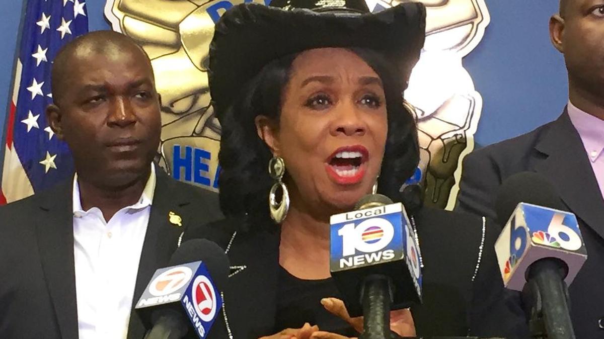 La congresista Frederica Wilson da una rueda de prensa el 21 de julio de 2016.