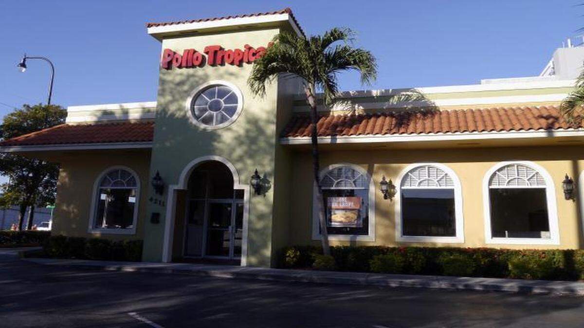 
Fachada del restaurante de comida rápida “Pollo Tropical”, en 4211 NW 36 Street en Miami., donde se reunió un hombre acusado de tráfico de cocaína con un informante del gobierno.
