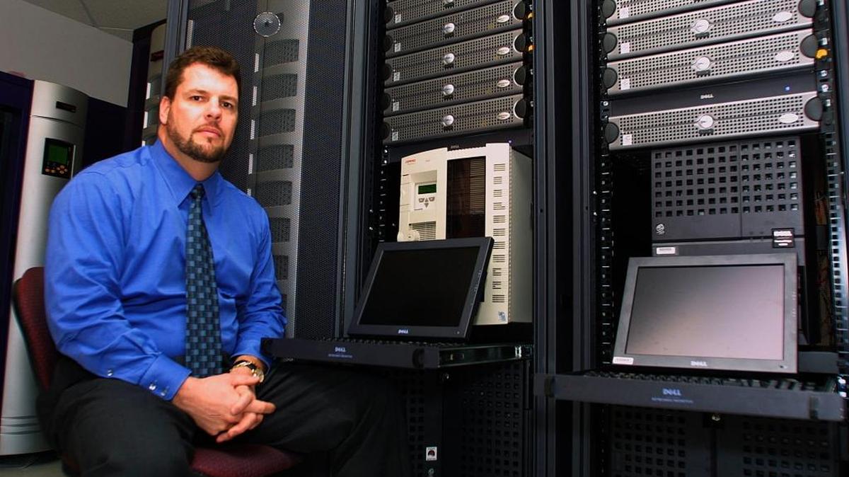 Mike Netherland, entonces director del centro de contrabando por internet del Departamento de Seguridad Interna, organizaba una base de datos para ubicar a personas que obtuvieran y almacenaran en computadores pornografía infantil. Foto de archivo.