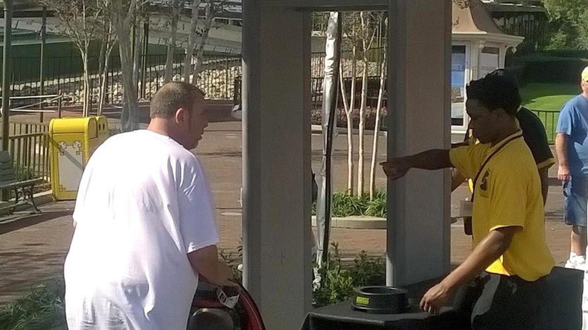 Los turistas pasan por un detector de metales en la entrada de Magic Kingdom este Jueves, 17 de diciembre 2015, en Lake Buena Vista, Florida.