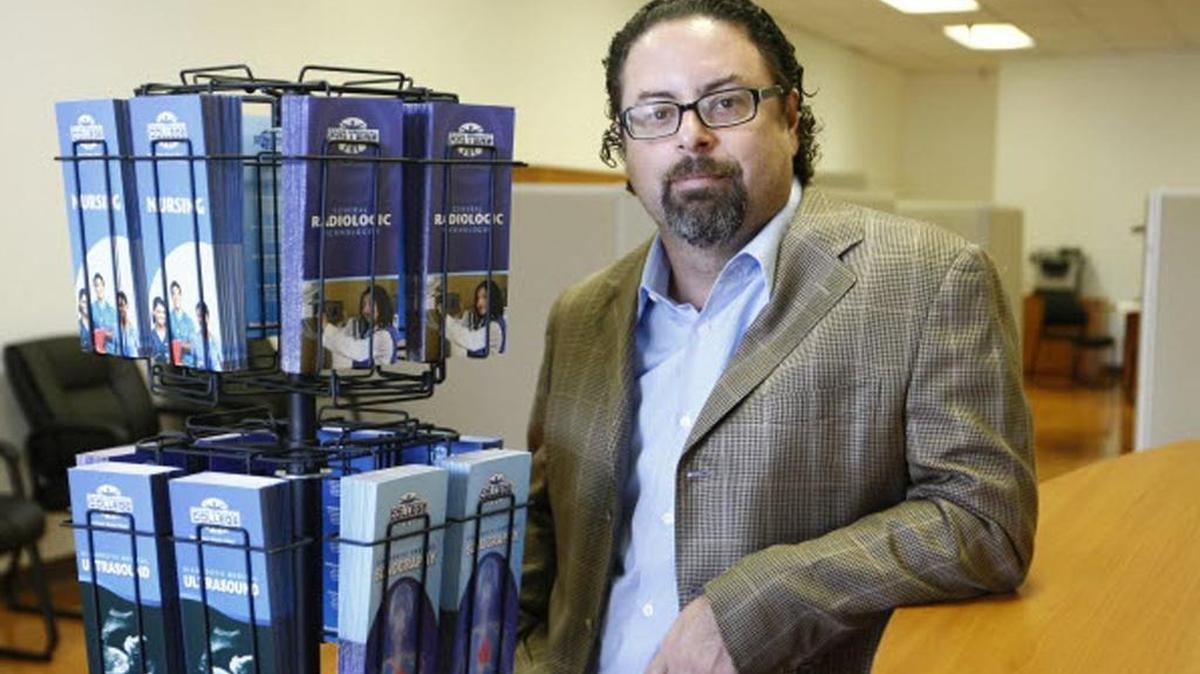 El dueño mayoritario de Dade Medical, Ernesto Pérez, dijo el jueves que la institución está cambiando de dirección.