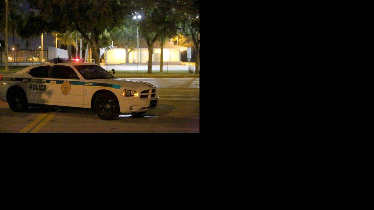 
Oficiales del condado Miami-Dade, en un parque cerca de la calle 17 del noroeste y la avenida 87, donde ocurrió un tiroteo la tarde del lunes 22 de diciembre de 2014.
