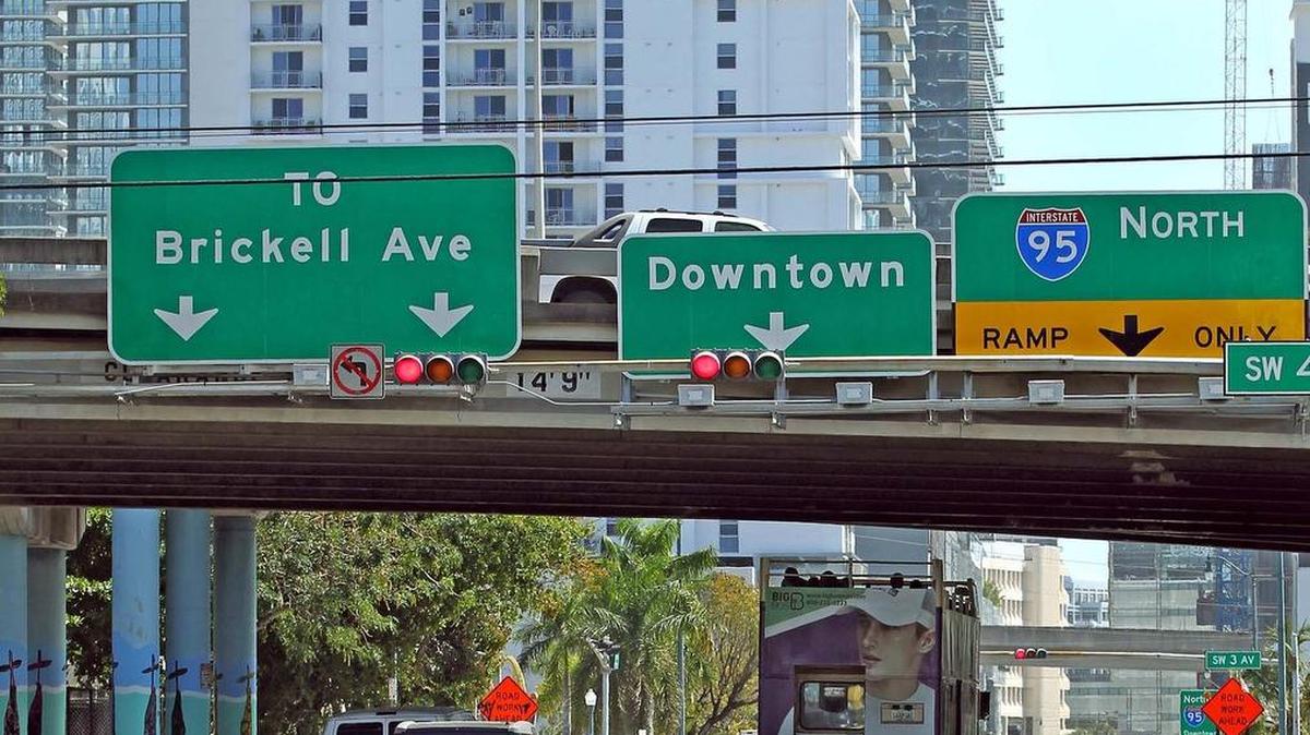 En la esquina de la Calle Ocho y la Avenida cuatro del suroeste, en el downtown de Miami, la duración de la luz amarilla del semáforo fluctuaba entre 4 y 4.08 segundos, según observaciones de el Nuevo Herald este jueves 10 de marzo. En esa esquina hay dos cámaras: una sobre la Calle Ocho en dirección este, y una sobre la Avenida cuatro en dirección sur.