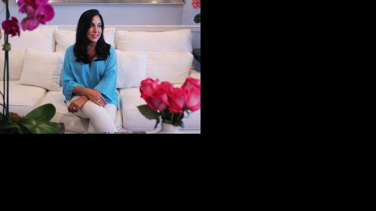 
Sari Sosa, representante farmacéutica de Kendall, dijo que se “sintió completamente conmocionada” cuando se enteró de que tenía cáncer en el seno derecho, una noticia que le cambió la vida. Sosa decidió que la mejor forma de atacar el tumor era extirpándose ambos senos.


