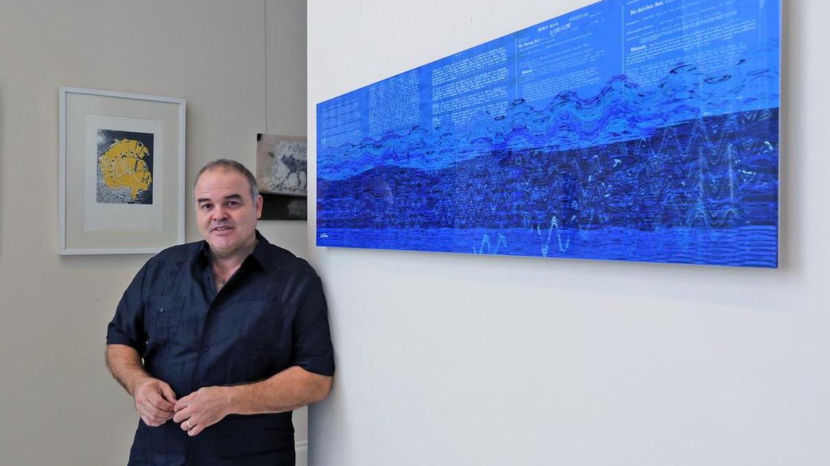 El artista Xavier Cortada en su exposición de arte en el Milander Center, muestra su colección "CLIMA", el viernes 11 de diciembre de 2015. Cortada era un orador invitado de una conferencia sobre el aumento del nivel del mar.