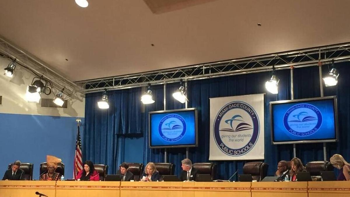 Los miembros de la Junta Escolar de Miami-Dade aprobaron tentativamente el miércoles un presupuesto de $5,100 millones que comprende dinero para contratar a más consejeros y guardias de seguridad, así como fondos para comprar nuevos libros de texto. Se trata del presupuesto más grande del distrito desde la recesión.