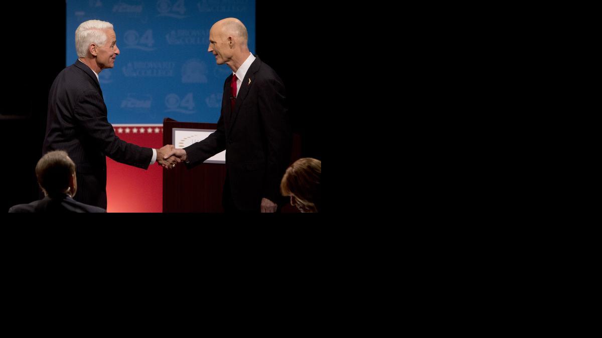 
Charlie Crist y el gobernador Rick Scott se saludan al finalizar el segundo debate de la campaña por la gobernación de la Florida, este miércoles en Davie.


