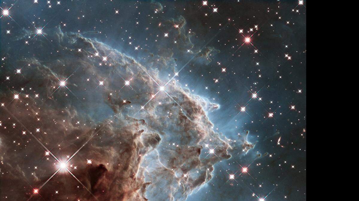 <cutline_leadin>El telescopio</cutline_leadin> espacial Hubble (der.) cumple un cuarto de siglo de exploración del espacio y lo festeja con una exhibición de fuegos artificiales cósmicos. Las observaciones para la foto del aniversario fueron realizadas en el 2013 y el 2014.<252,1>