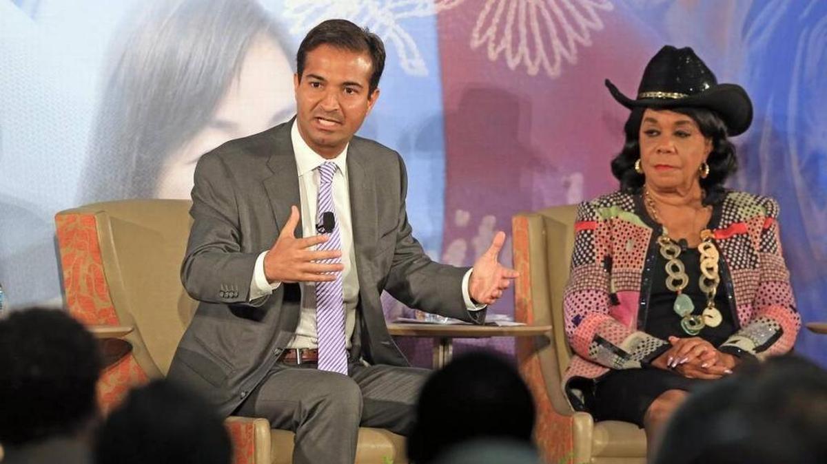 El representante republicano Carlos Curbelo y la representante demócrata Frederika Wilson, ambos de Miami, hablan del futuro de la política y la inmigración durante la reunión del IMPAC Fund en la Universidad de Miami este martes.