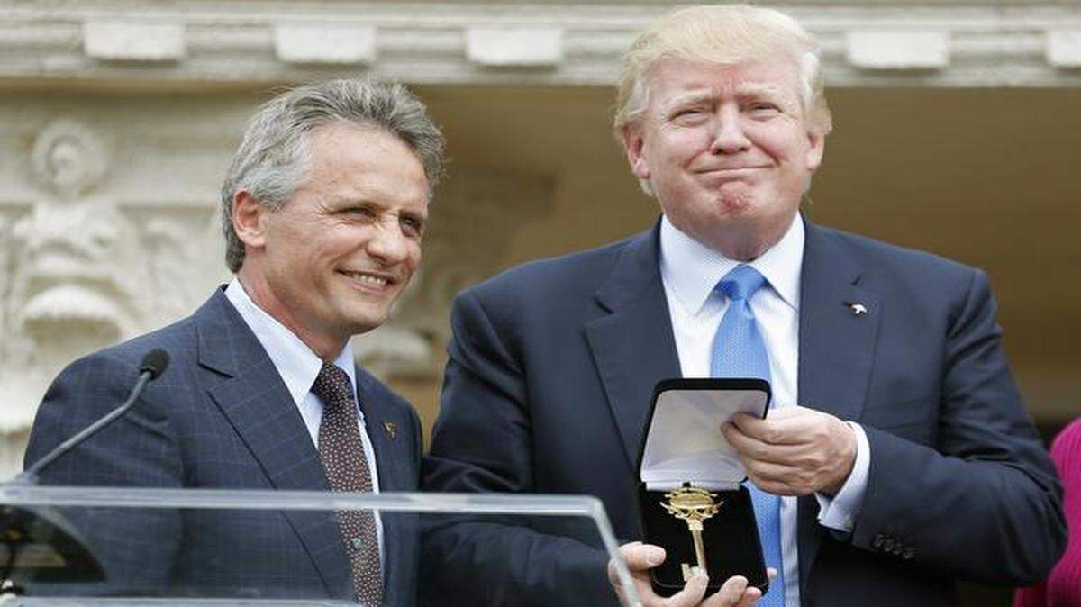 
Donald Trump recibe la llave de la ciudad de Doral  entregada por el alcalde de esa localidad Luigi en el Trump National Doral Miami.


