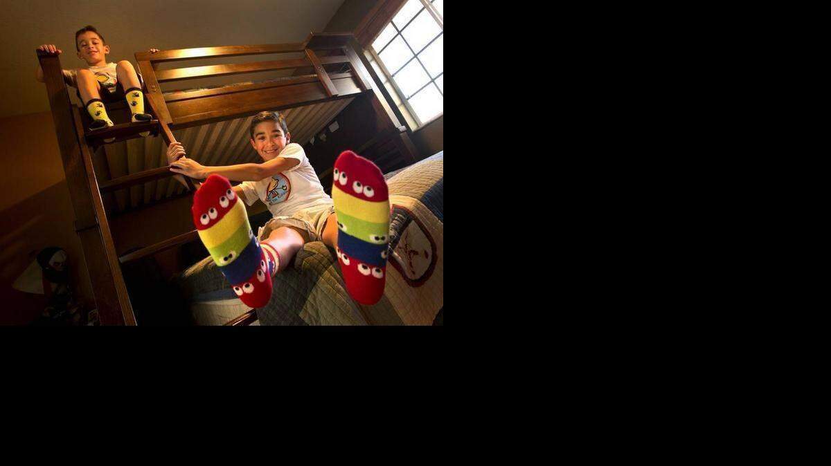 
El pasado viernes, Sebastián y su hermano Brandon fueron las figuras principales del programa Good Morning America’s Shark Tank Your Life: Kid-Preneurs Edition, gracias a su negocio de diseño y venta de calcetines de diversos estilos.
