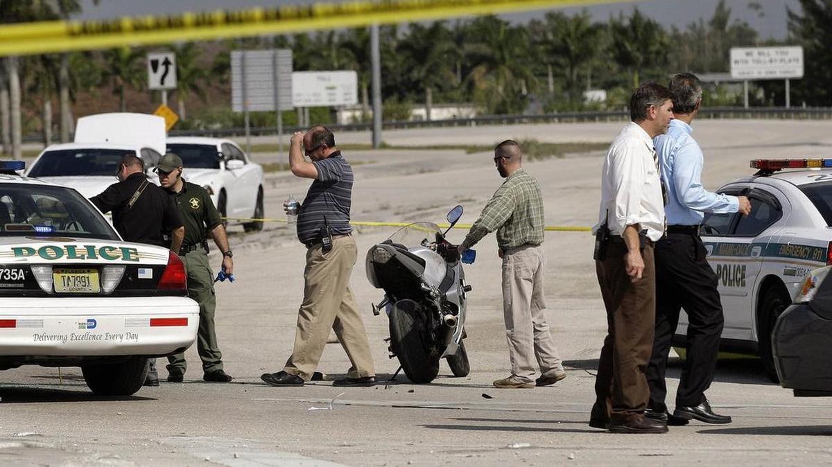 Agentes de la Oficina del Alguacil de Broward y de la Policía inspeccionan una motocicleta involucrada en una persecución a alta velocidad, en el condado de Broward, y que terminó en Miami-Dade. Foto de archivo.