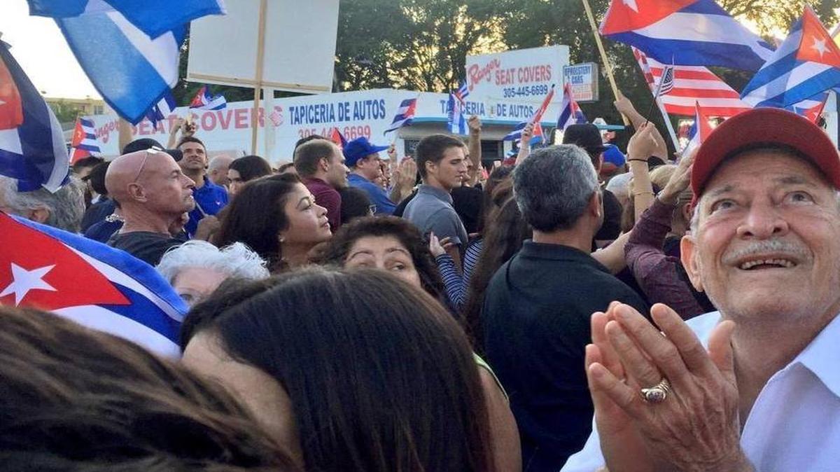 Fernando Frías se une a los celebrantes en La Pequeña Habana después de anunciarse el fallecimiento de Fidel Castro.