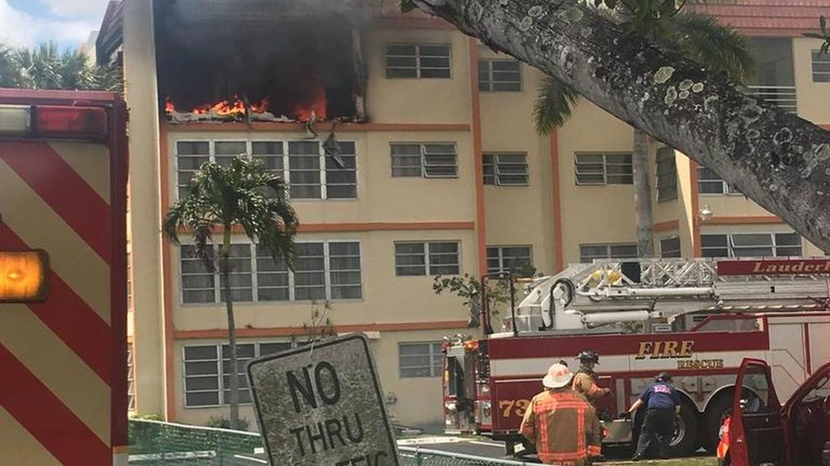Bomberos de Lauderhill en la escena del incendio en 2551 NW 41st Avenue .