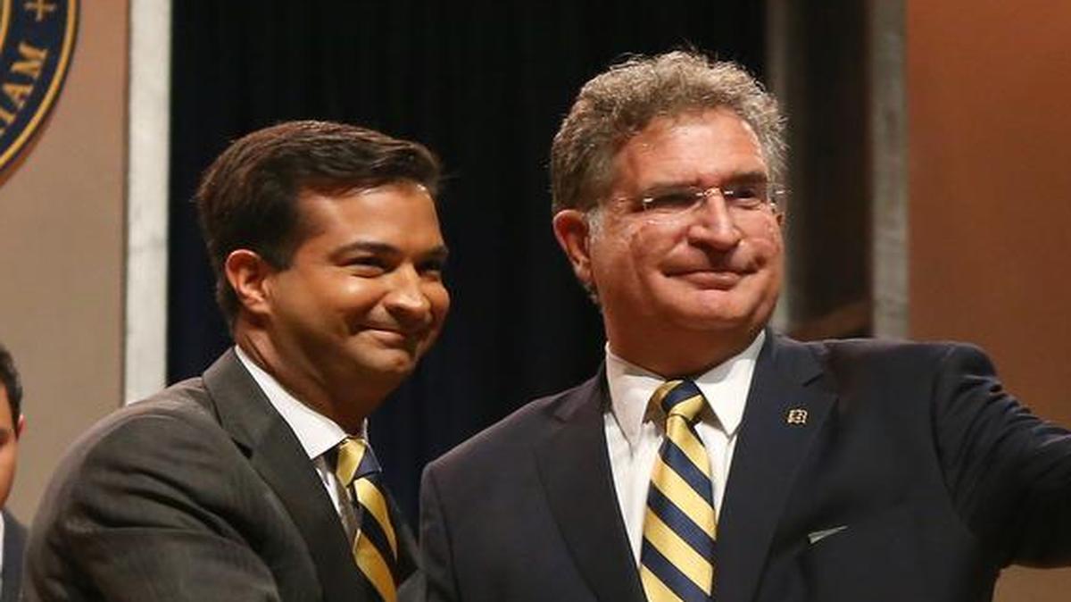 El congresista Carlos Curbelo, republicano de Florida (izq.), y el candidato demócrata Joe García se saludan antes de comenzar el debate el jueves en la Escuela Preparatoria Belen-Jesuit en Miami. García está retando a Curbelo por el curul del Distrito Congresual 26.