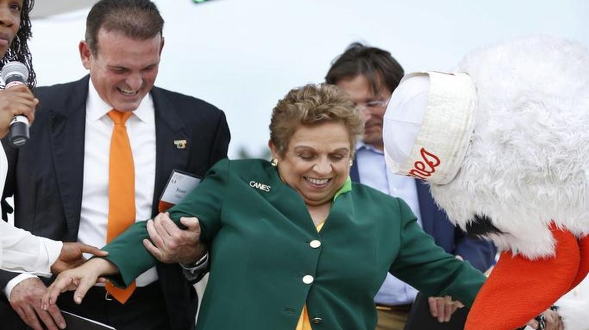 
Stuart A. Miller (izq.) con la ex presidenta de UM, Donna Shalala, y Sebastian el Ibis, le entregan a Shalala un par de patas de ibis el pasado mes de abril. 

